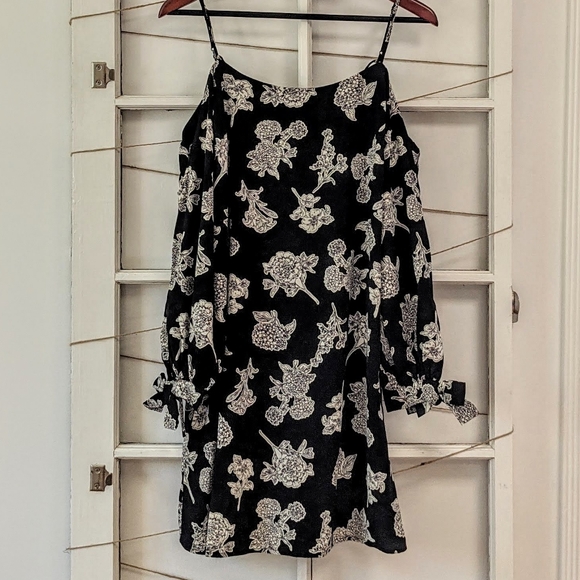 Collective Concepts Dresses & Skirts - COPY - NWT Collective Concepts Cold Shoulder Tuni…